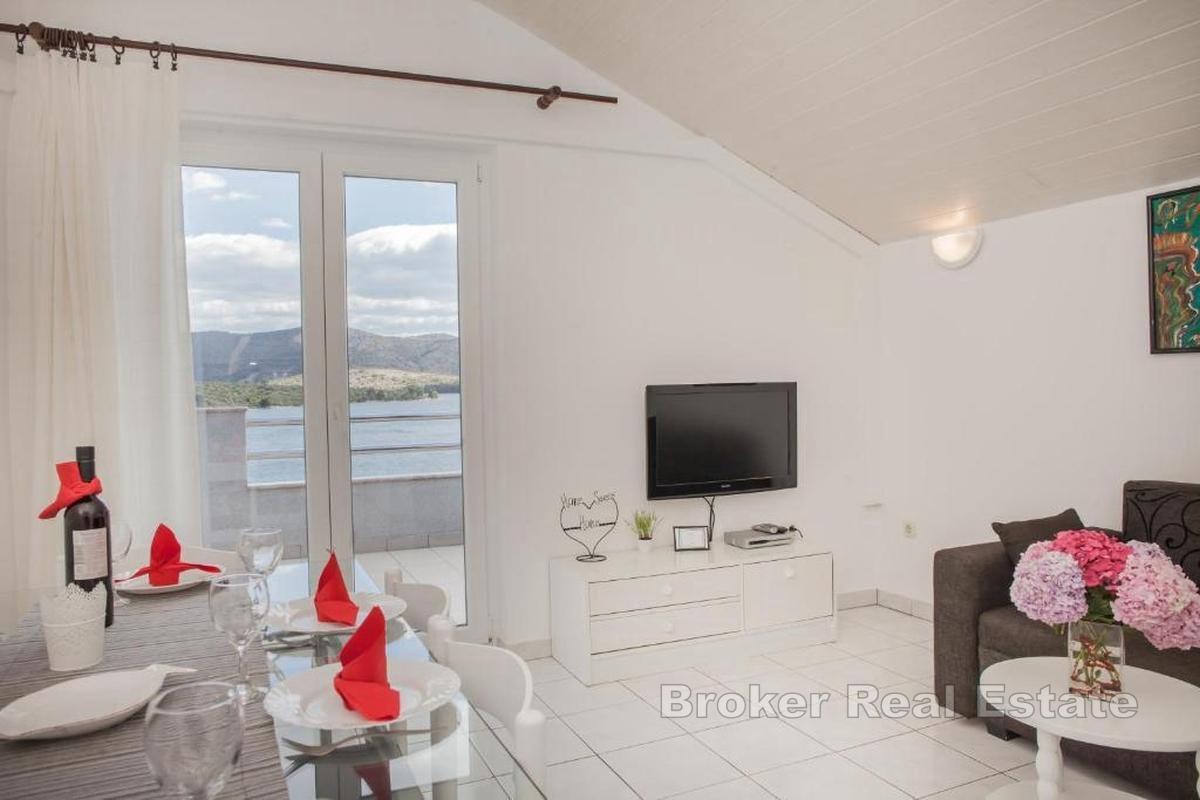 Immeuble d'appartements en deuxième rangée de la mer