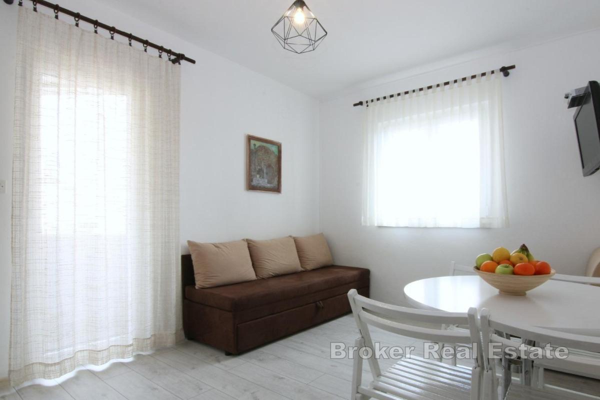 Immeuble d'appartements en deuxième rangée de la mer