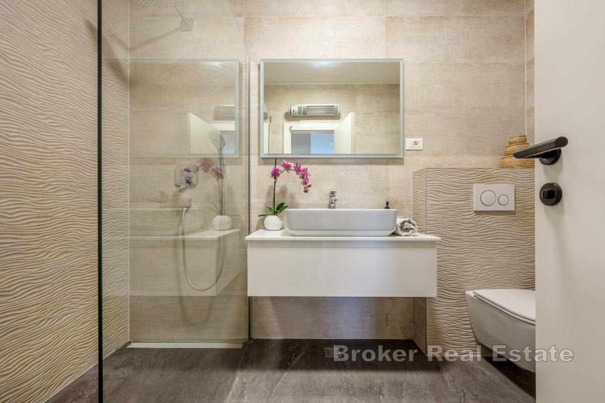 Appartement moderne de trois chambres avec garage et parking