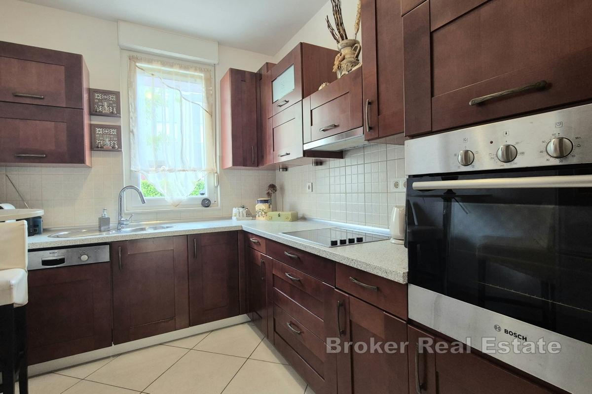 Leilighet med to soverom, hage og parkeringsplass