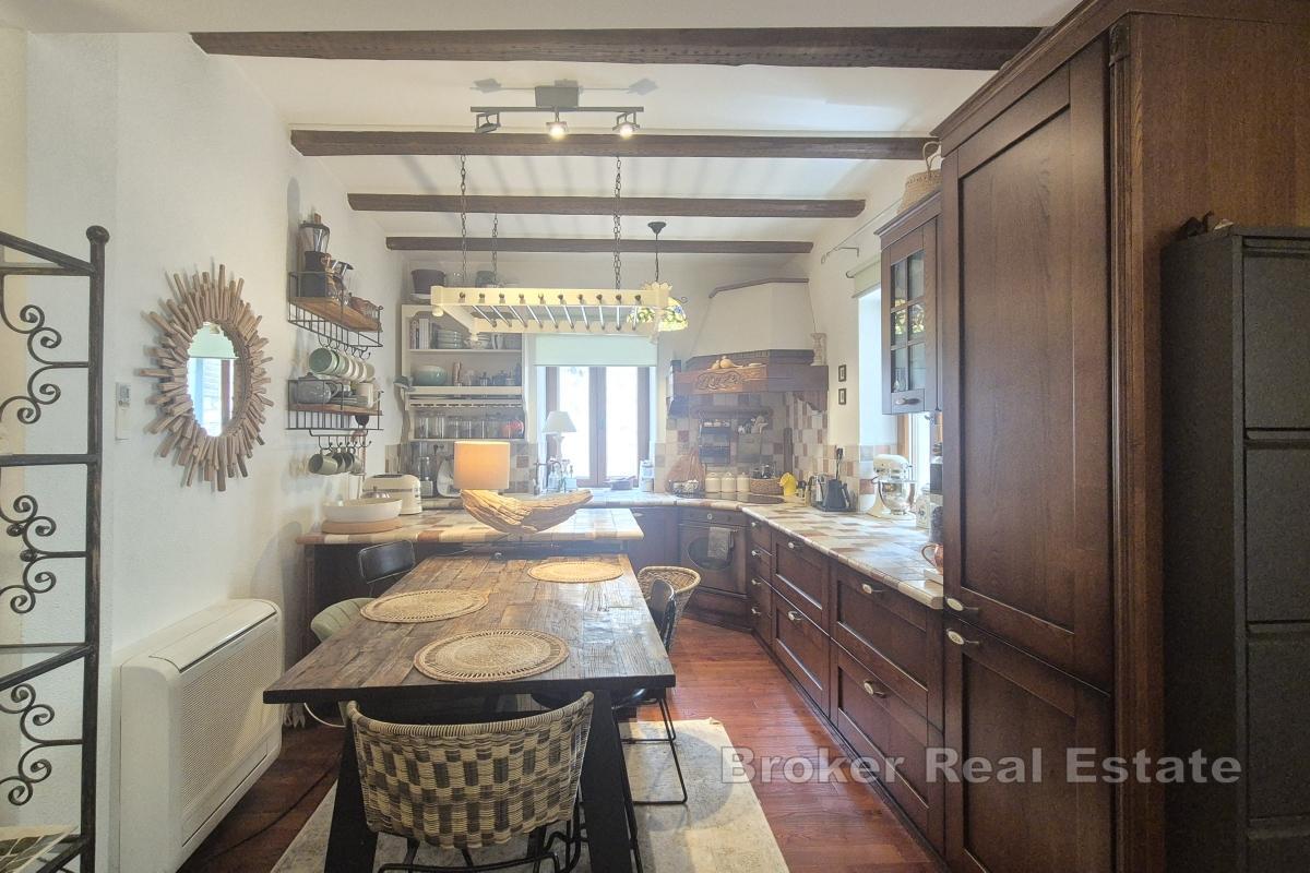 Kamenný dům v centru města se dvěma bytovými jednotkami