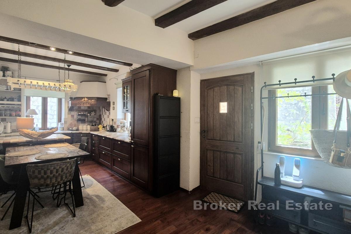 Stenhus i stadens centrum med två bostäder