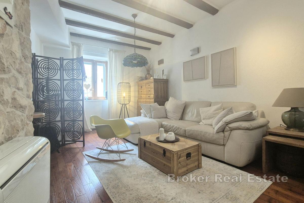 Casa in pietra in centro città con due unità abitative