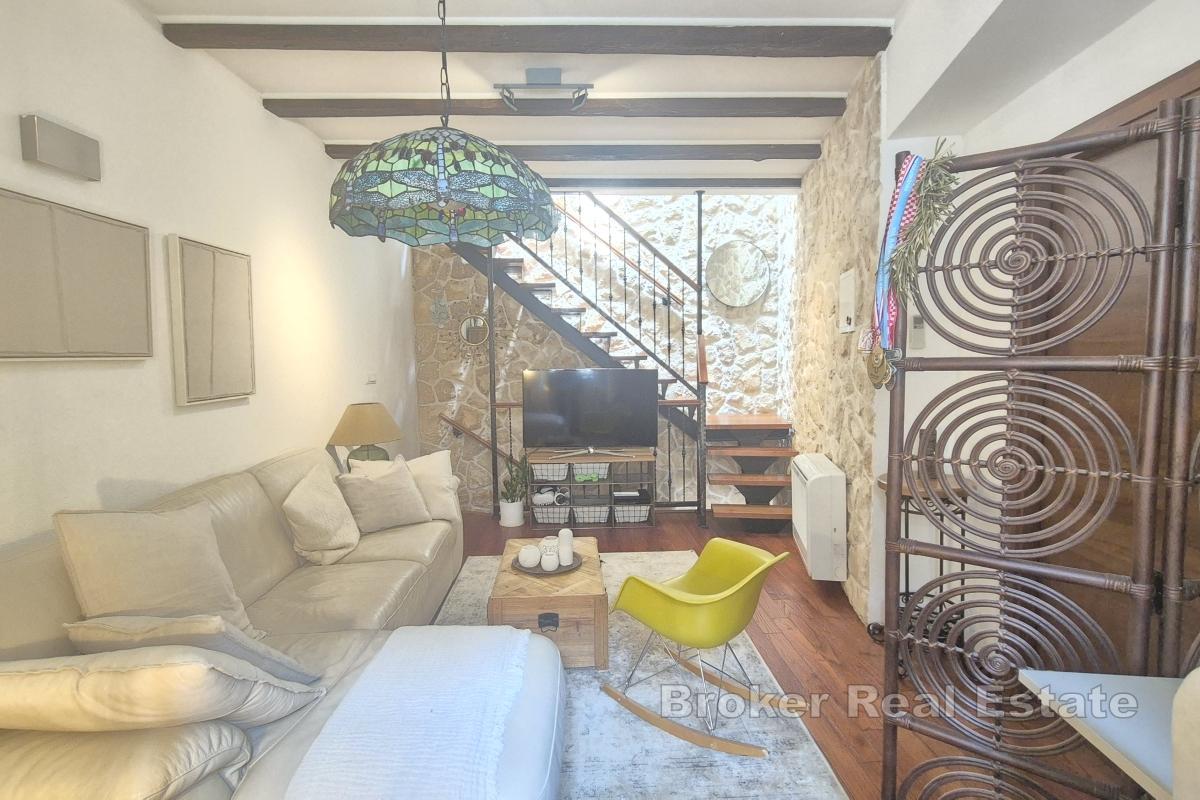 Casa in pietra in centro città con due unità abitative