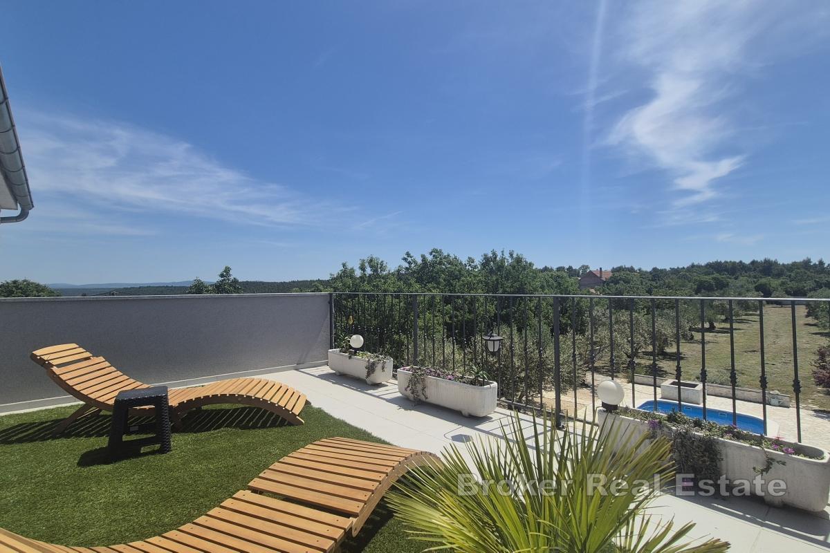 Dom z czterema sypialniami i basenem