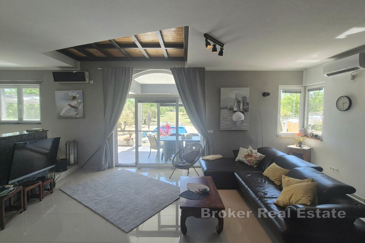 Dom z czterema sypialniami i basenem