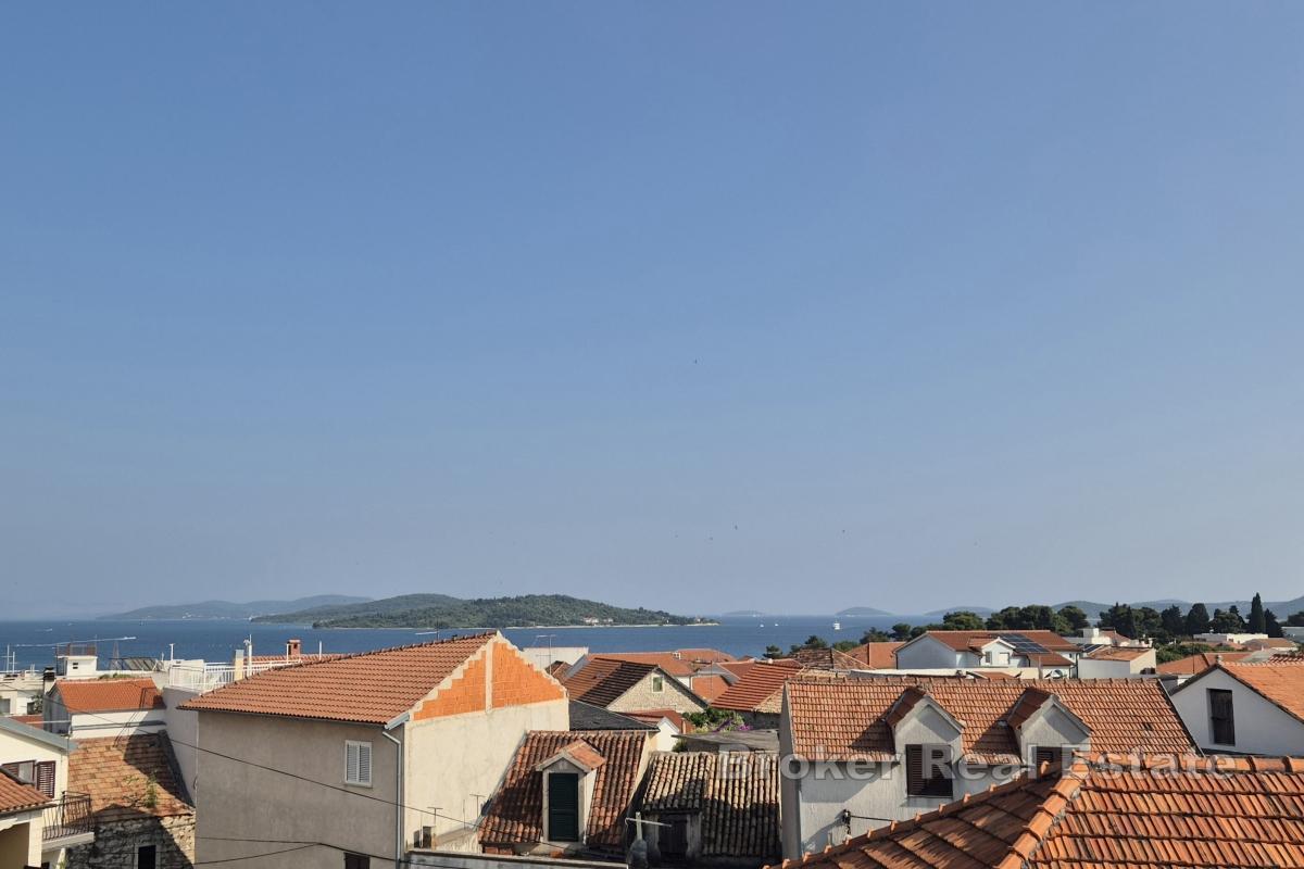 Maison centrale avec vue sur la mer