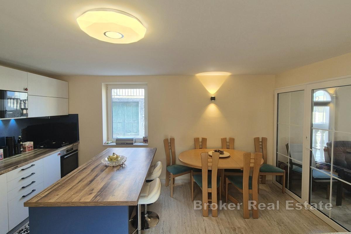 Maison centrale avec vue sur la mer