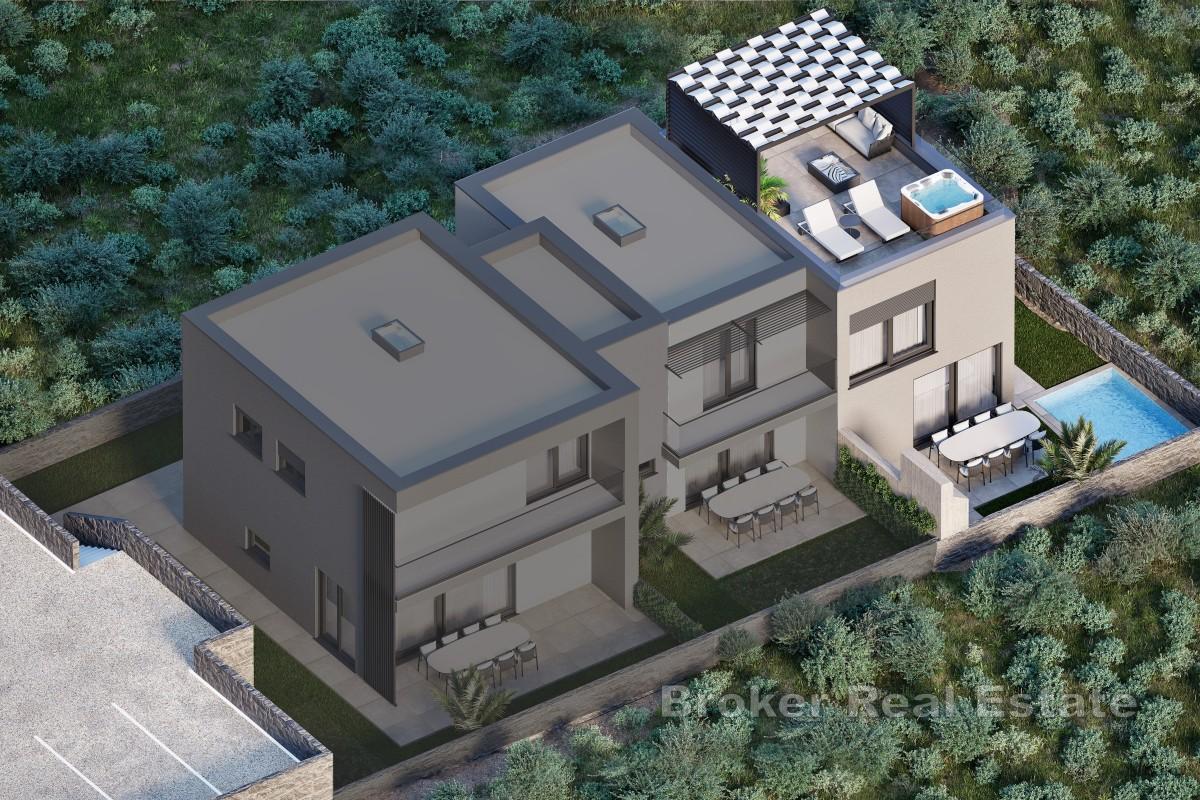 Tvåvånings triplex med trädgård och pool
