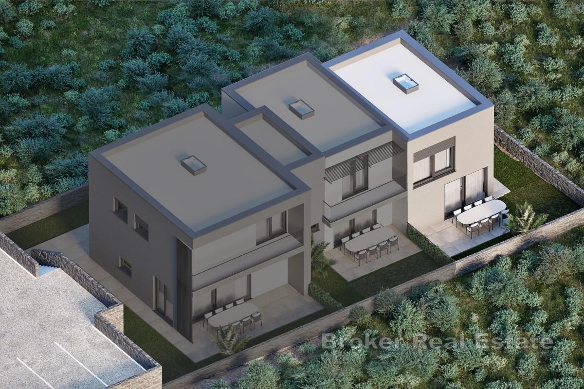 Toetasjes triplex med hage og svømmebasseng