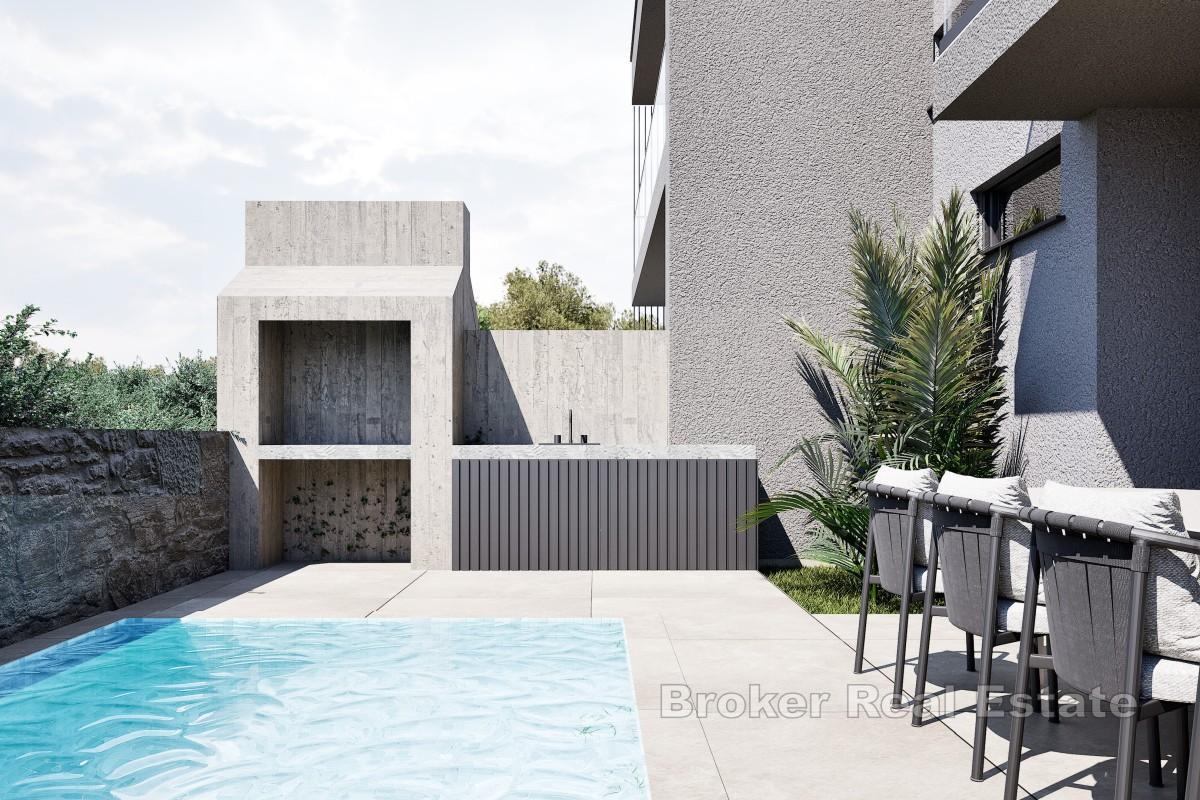 Dvoupodlažní triplex s dvorem a bazénem