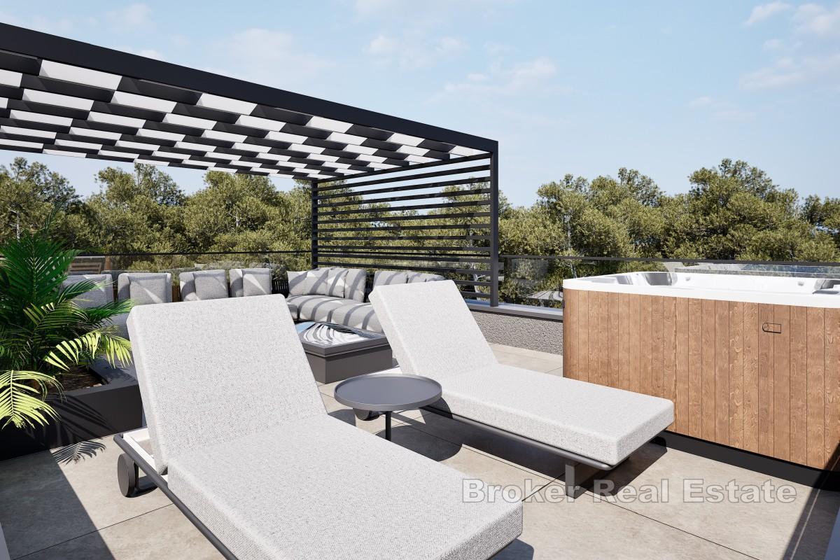 Tvåvånings triplex med trädgård och pool