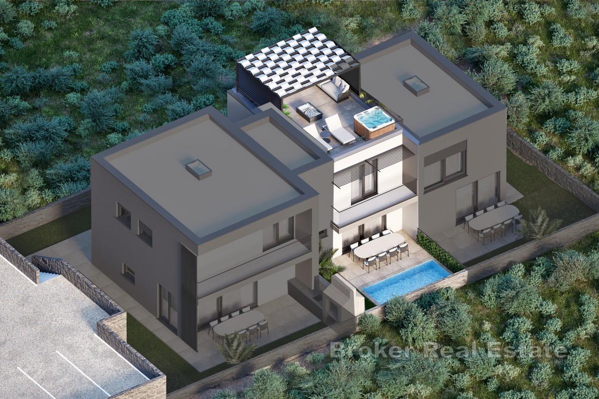 Triplex avec cour et option piscine