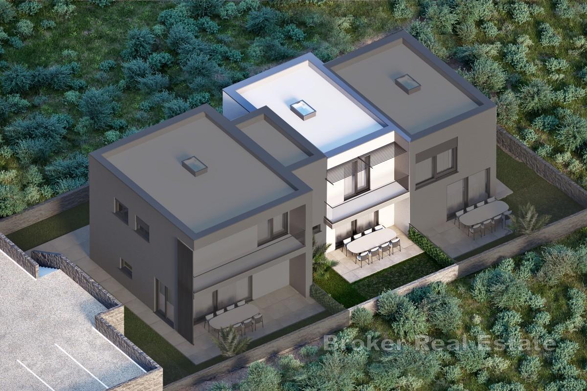 Triplex avec cour et option piscine