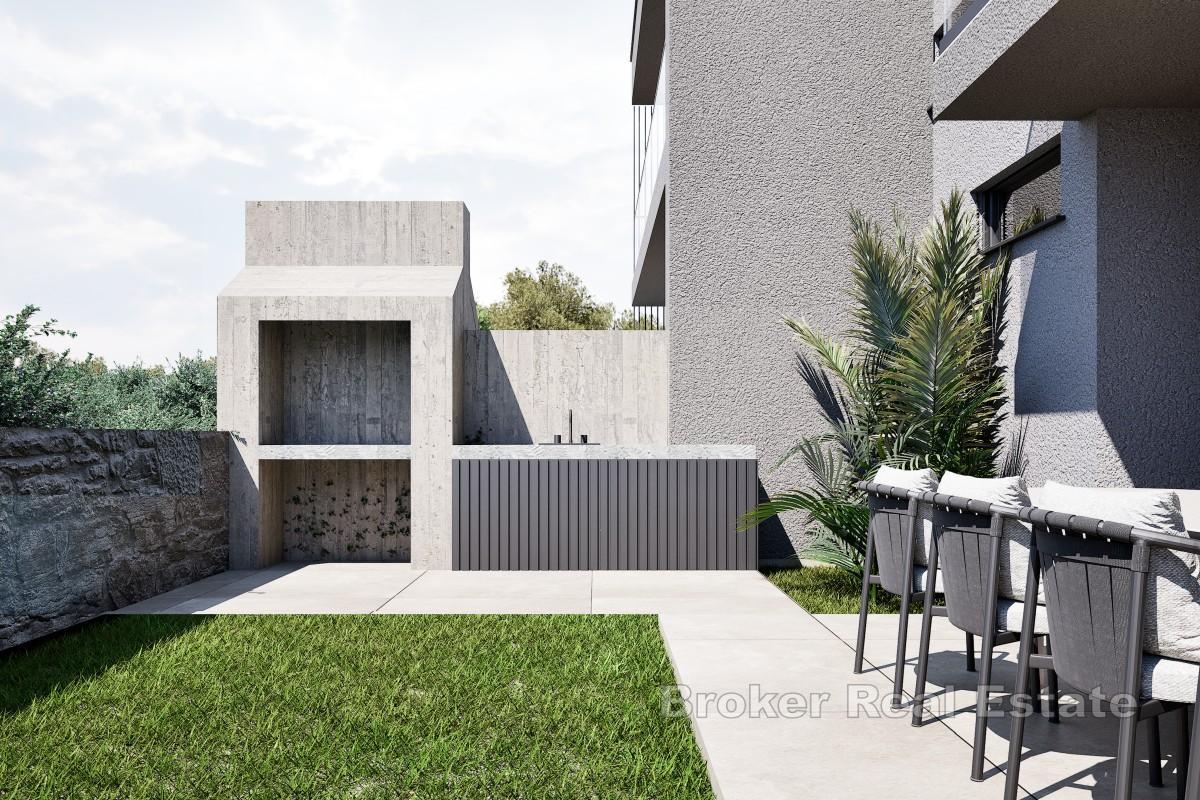 Triplex avec cour et option piscine