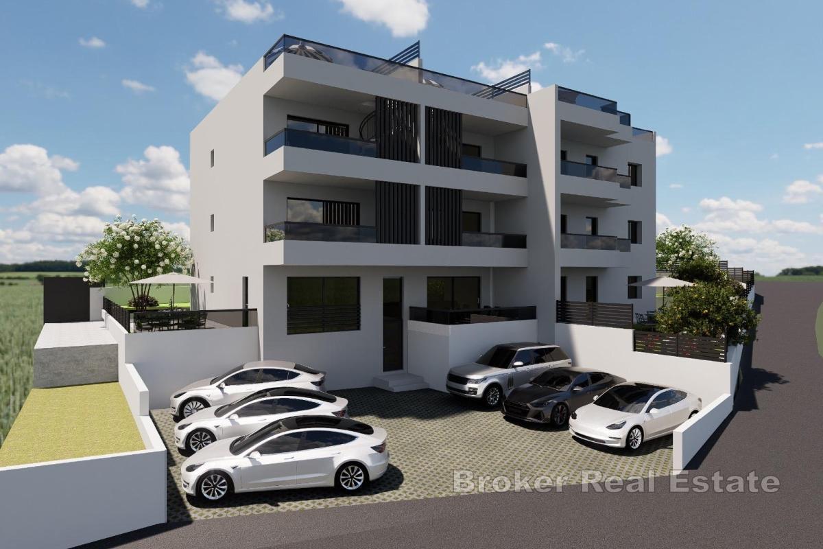 Toroms leilighet med hage og parkeringsplass