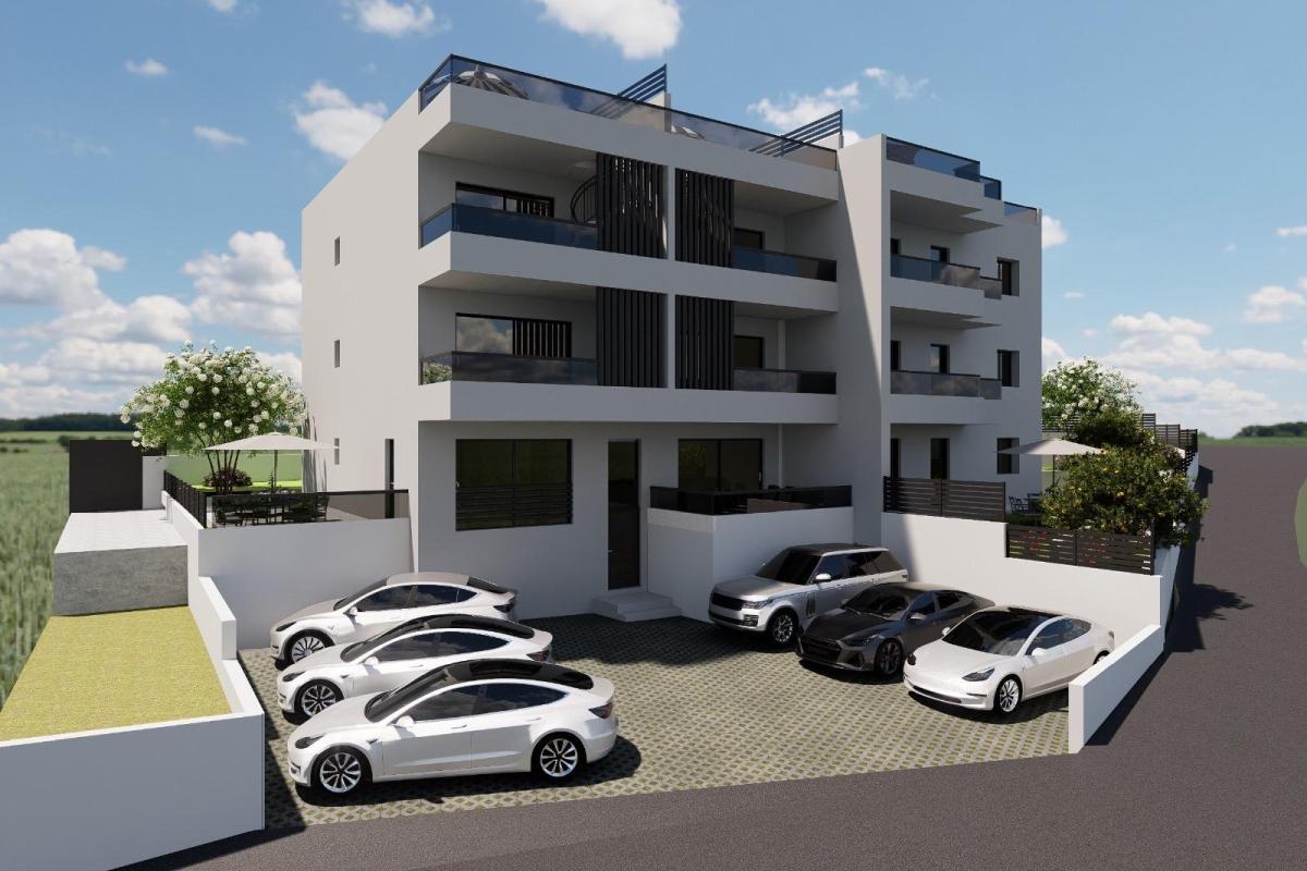 Toroms leilighet med hage og parkeringsplass