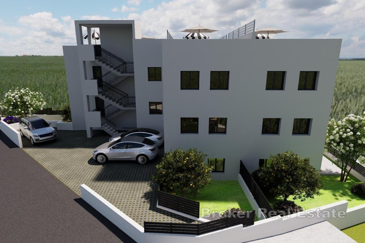 Toroms leilighet med hage og parkeringsplass