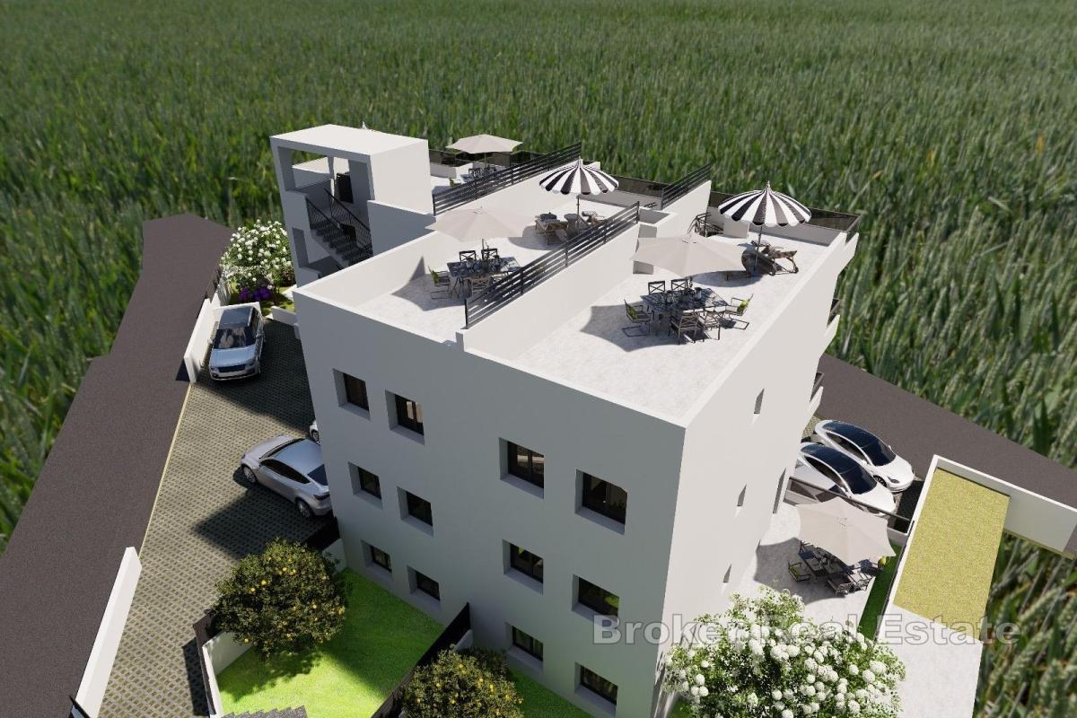 Tvårumslägenhet med trädgård och parkeringsplats