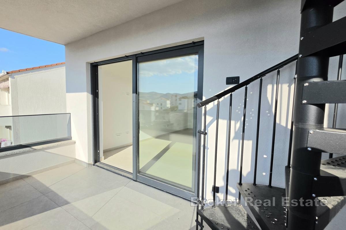 Dvosobni penthouse s krovnom terasom i pogledom na more