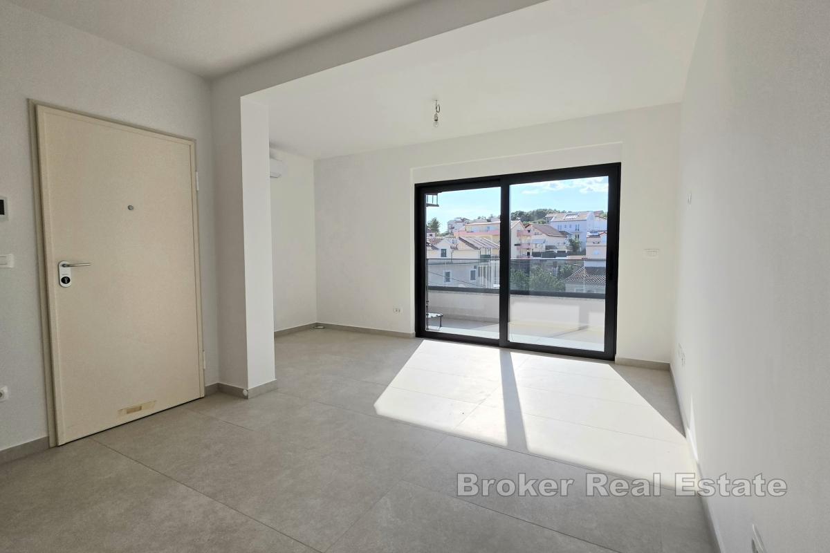 Dvosobni penthouse s krovnom terasom i pogledom na more