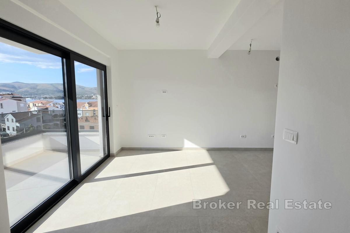Dvosobni penthouse s krovnom terasom i pogledom na more
