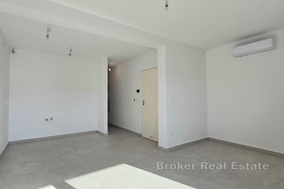 Dvosobni penthouse s krovnom terasom i pogledom na more