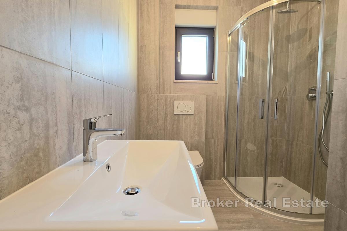 Dvosobni penthouse s krovnom terasom i pogledom na more