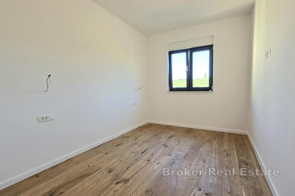 Dvosobni penthouse s krovnom terasom i pogledom na more