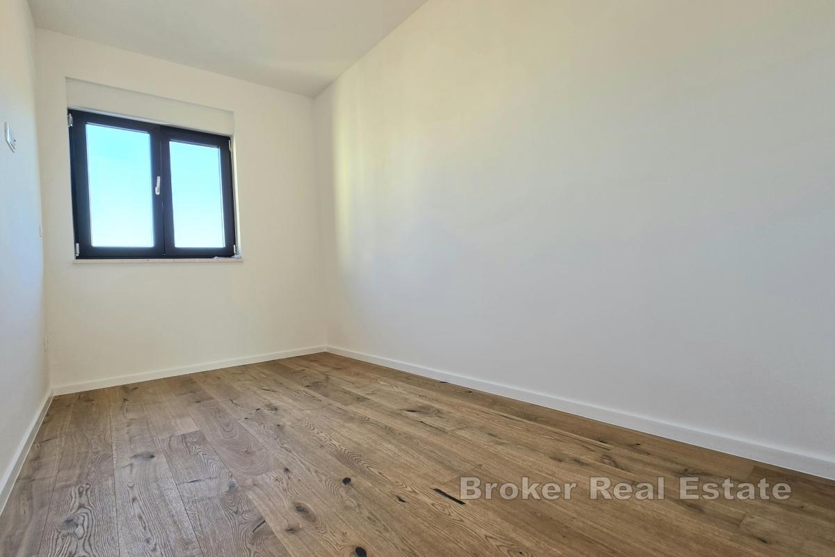 Dvosobni penthouse s krovnom terasom i pogledom na more