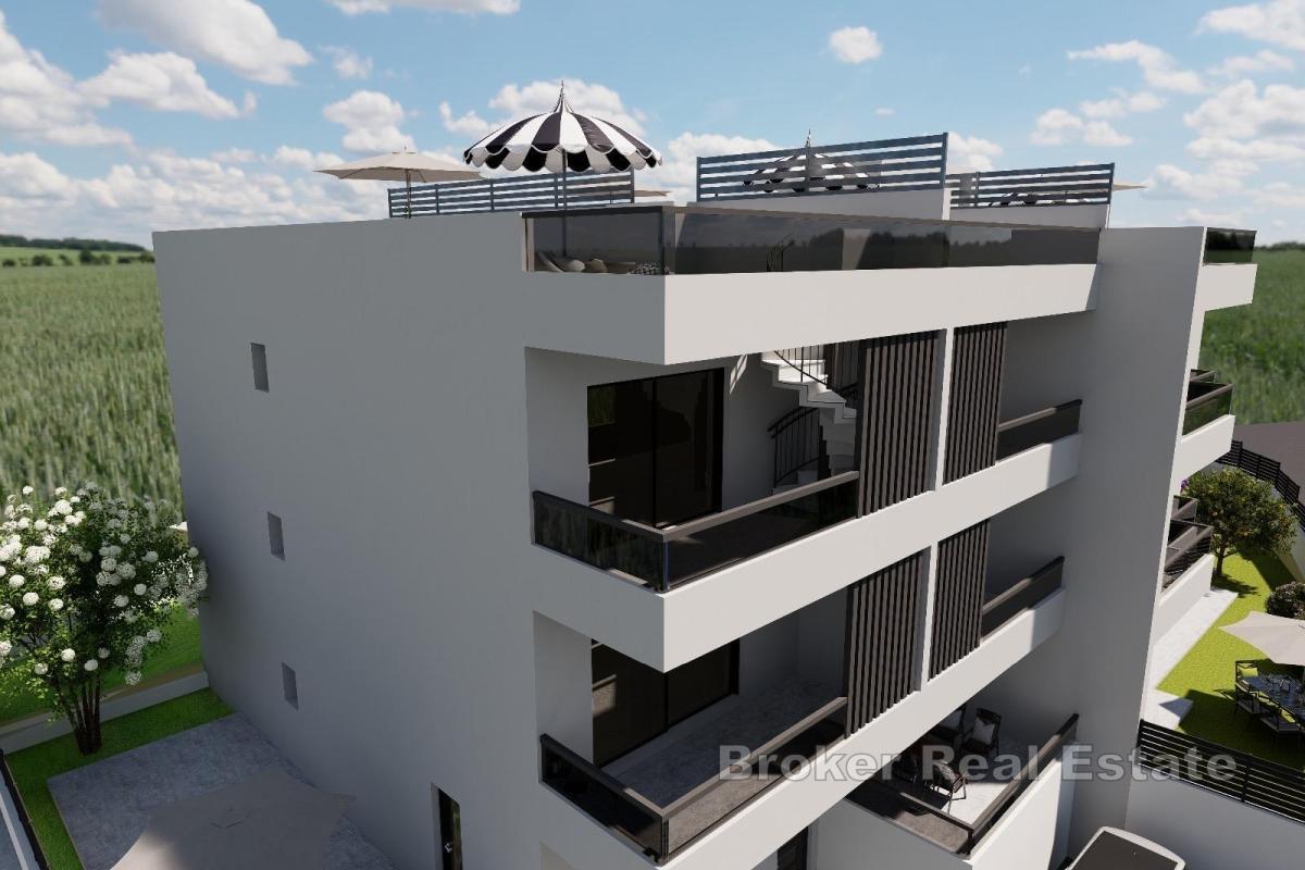 Penthouse s krovnom terasom i pogledom na more