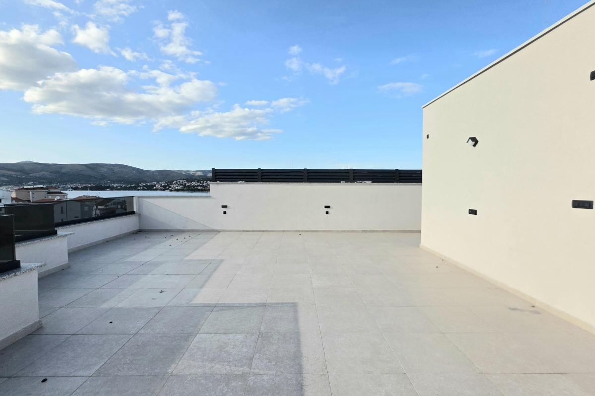 Penthouse s krovnom terasom i parkirnim mjestom