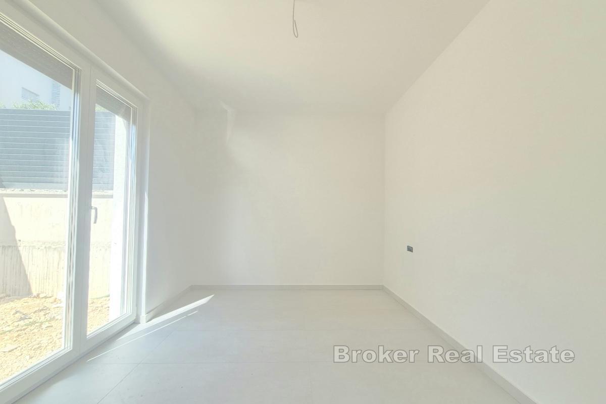 Leilighet i nybygg med hage og parkeringsplass