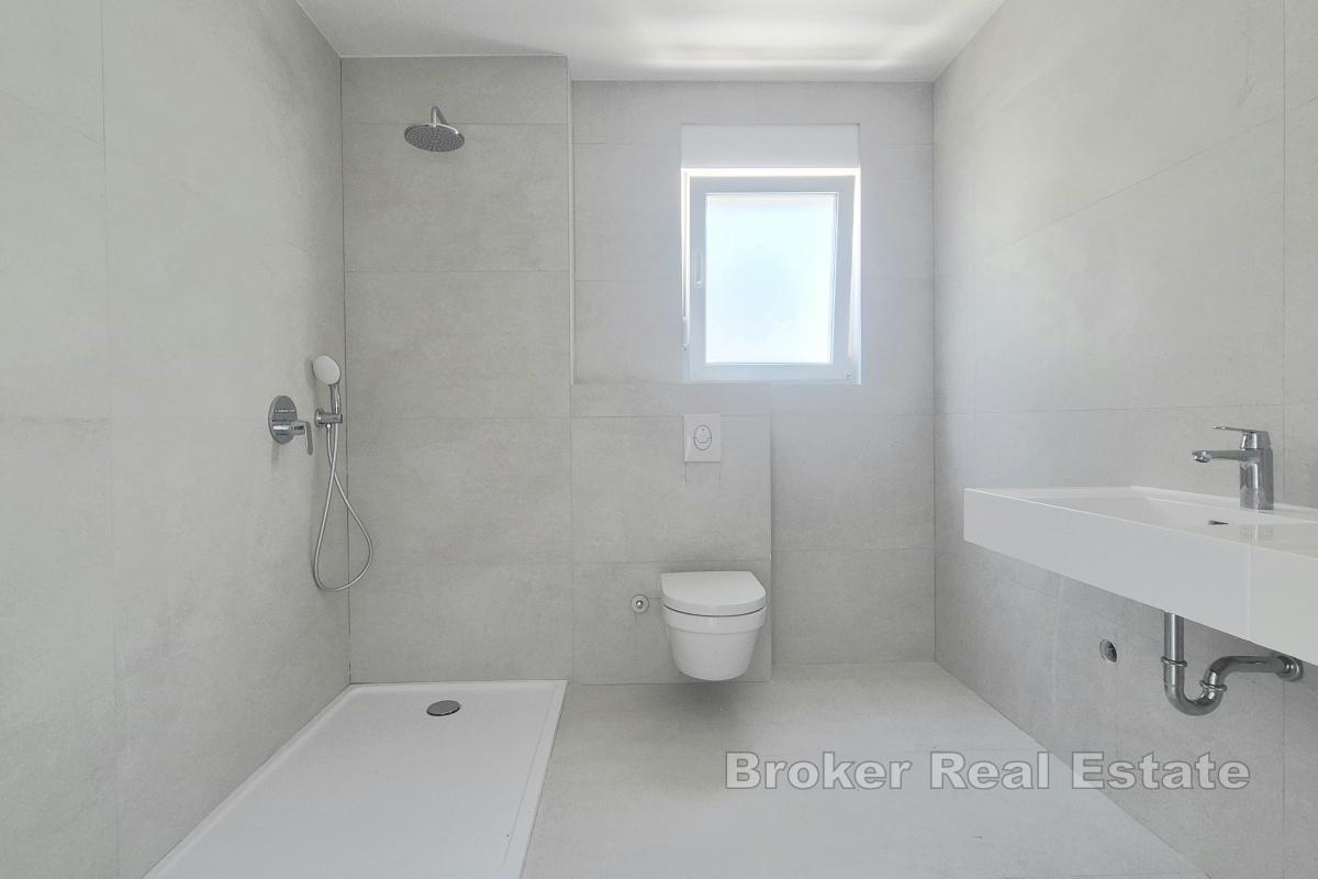 Leilighet i nybygg med hage og parkeringsplass