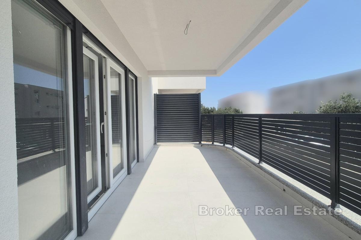 Leilighet i nybygg med hage og parkeringsplass