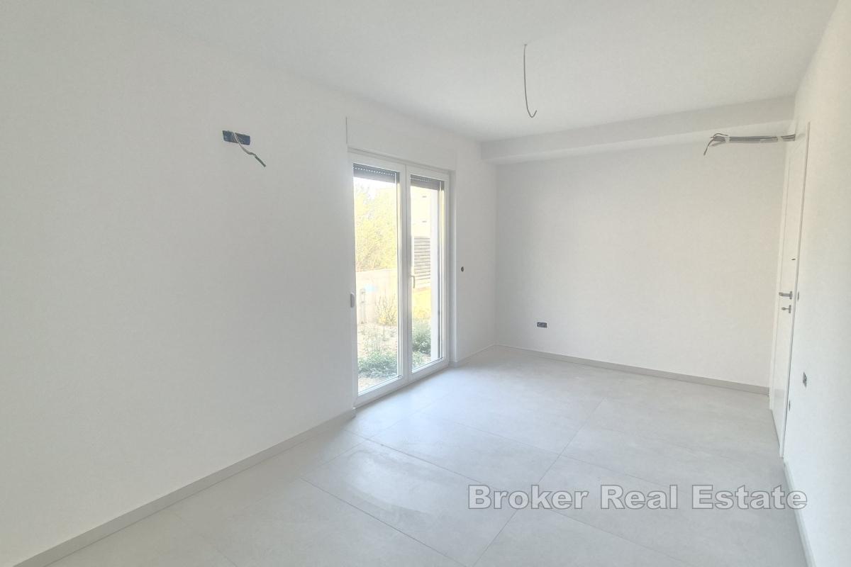 Zwei-Zimmer-Wohnung in einem Neubau mit Garten und Parkplatz