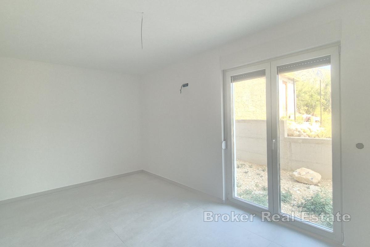 Zwei-Zimmer-Wohnung in einem Neubau mit Garten und Parkplatz