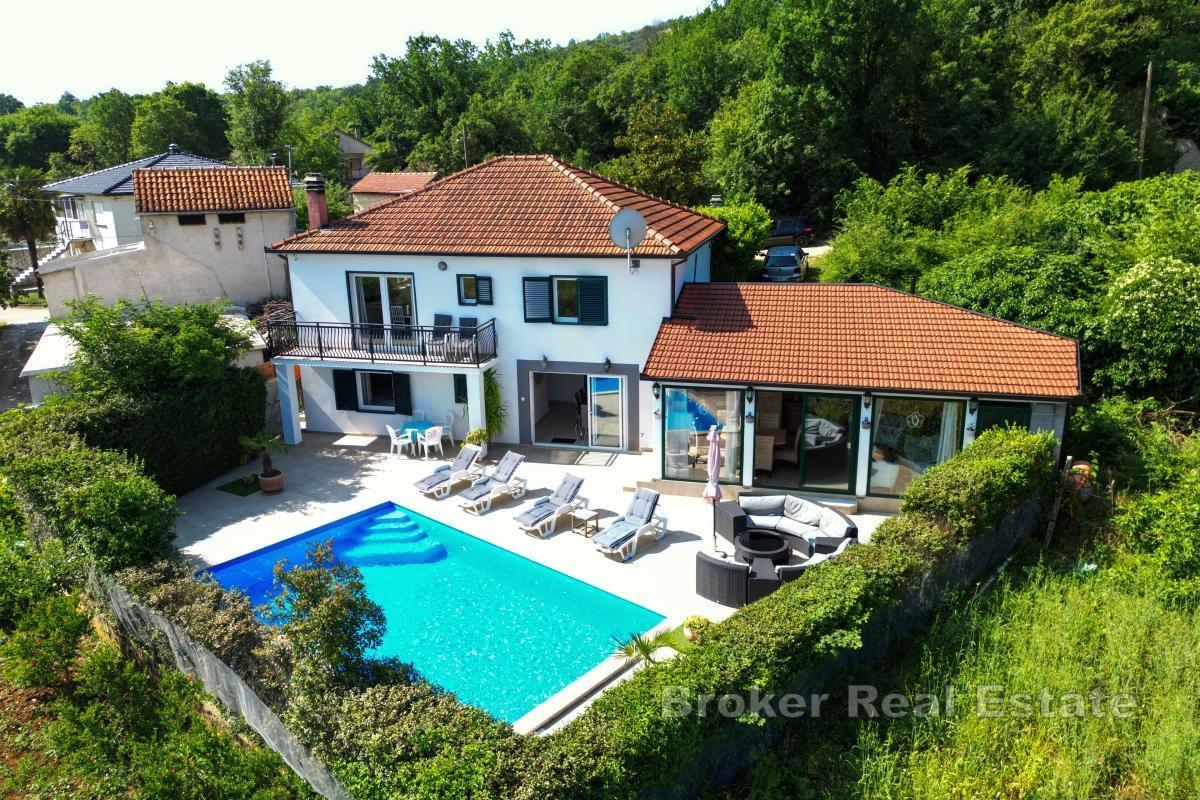 Dům se čtyřmi ložnicemi a bazénem