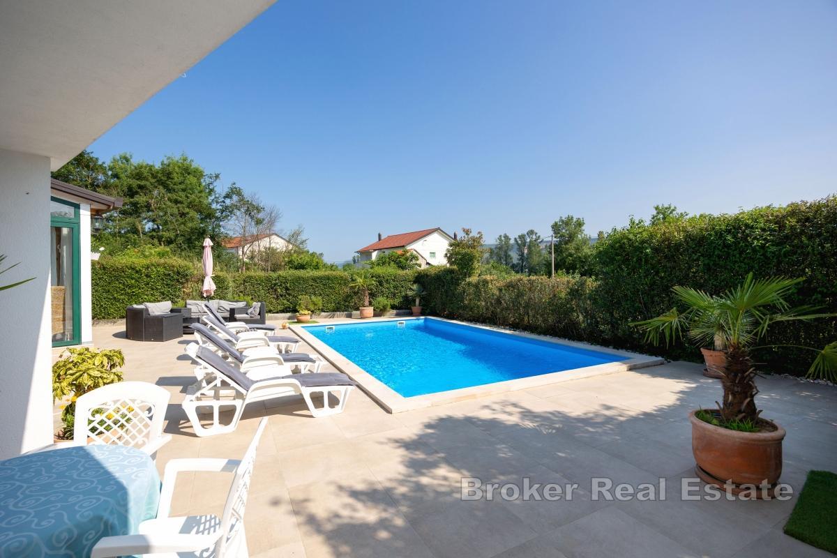 Dům se čtyřmi ložnicemi a bazénem