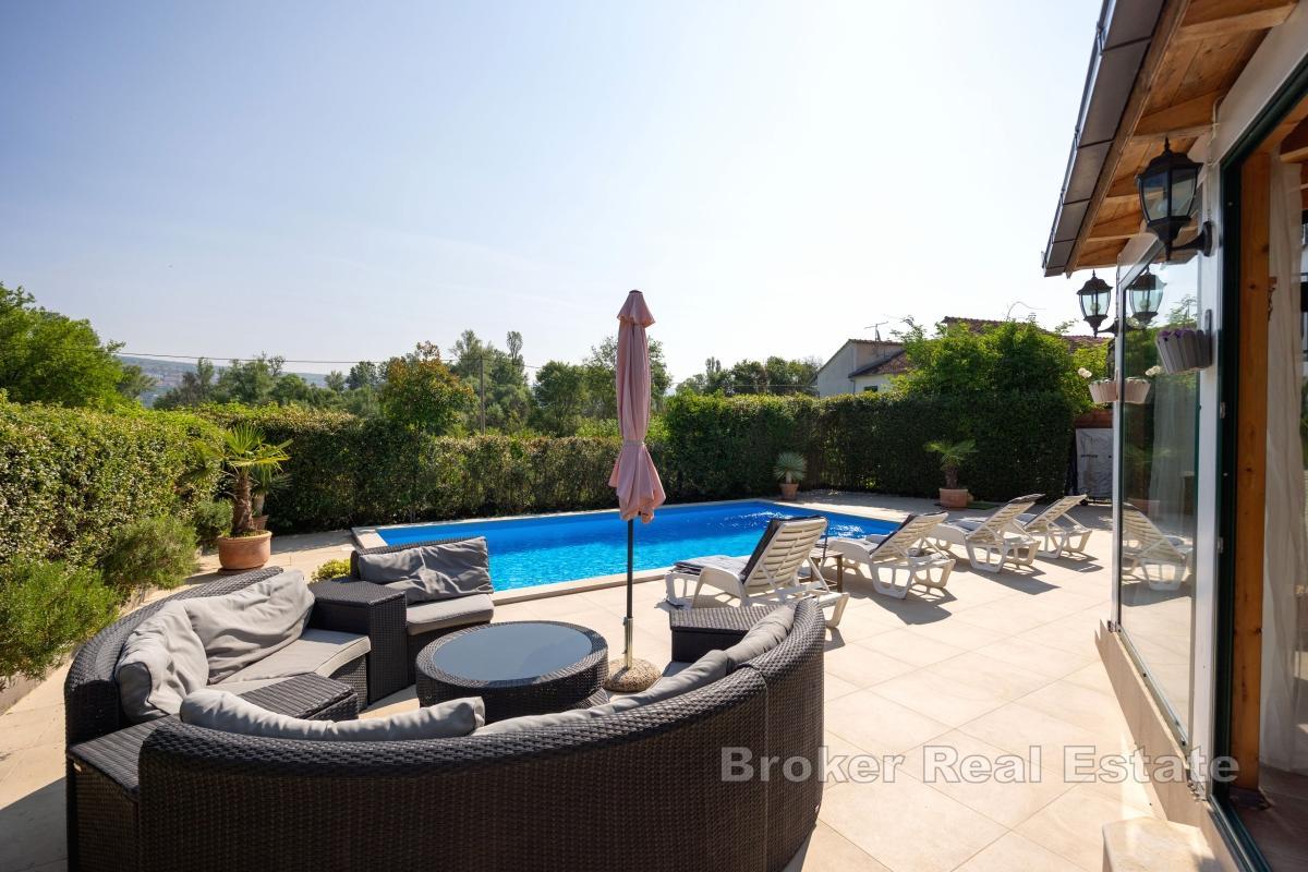 Dům se čtyřmi ložnicemi a bazénem