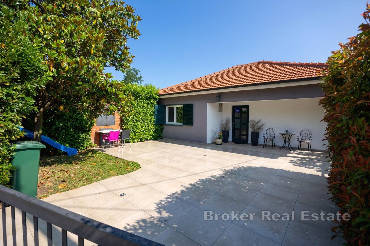 Dům se čtyřmi ložnicemi a bazénem