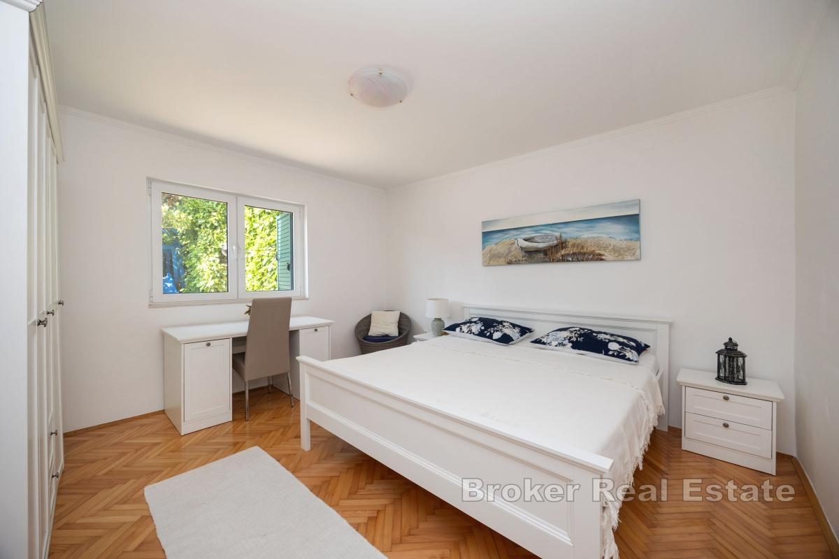 Дом с четырьмя спальнями и бассейном