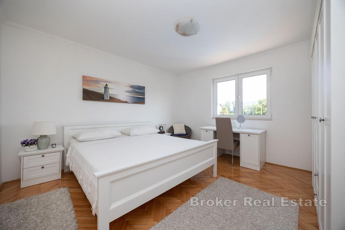 Дом с четырьмя спальнями и бассейном