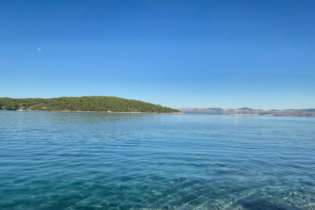 Tomt i första raden mot havet