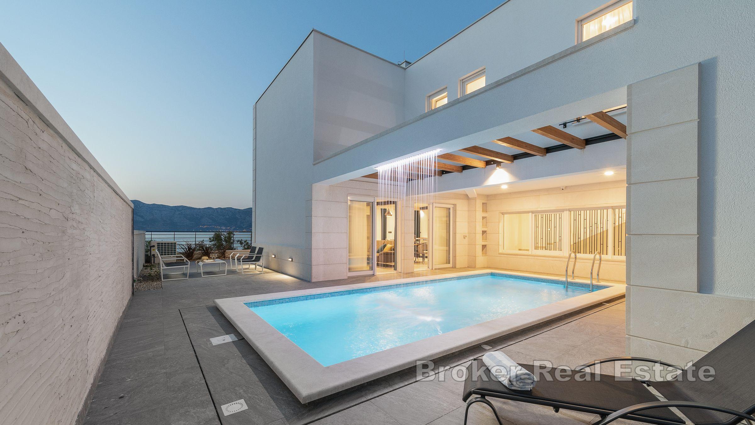 Luxuriöse abgeschiedene Villa in erster Reihe zum Meer