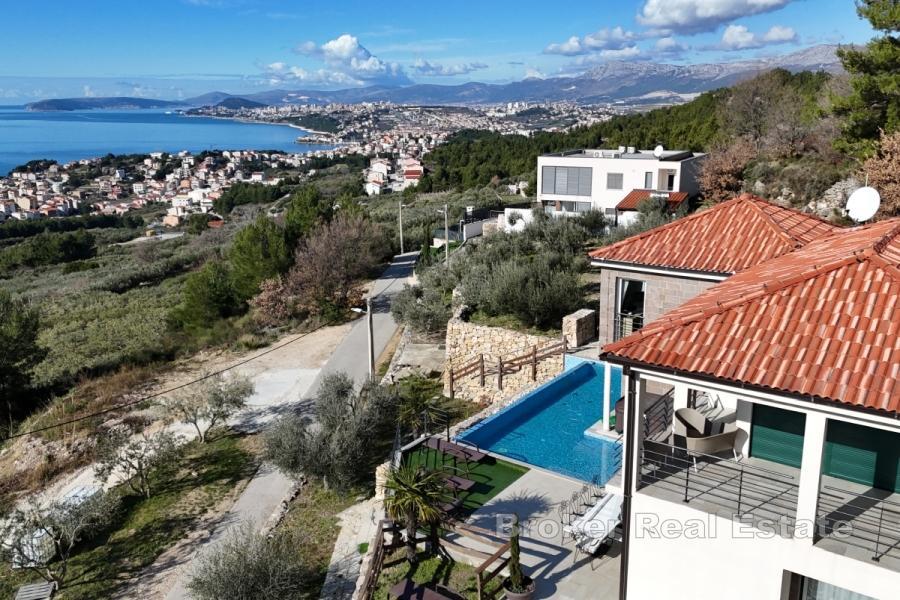Två attraktiva villor med panoramautsikt över havet