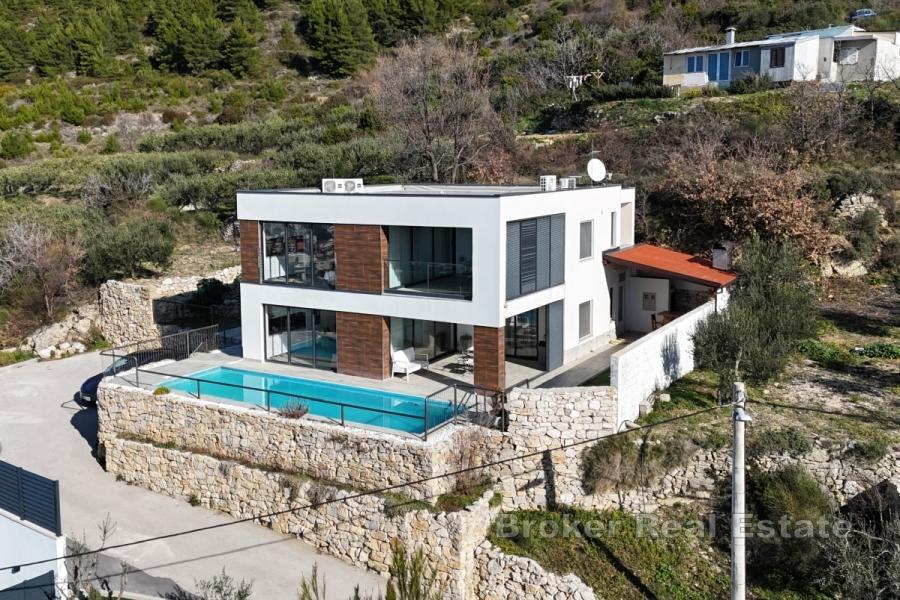 Två attraktiva villor med panoramautsikt över havet