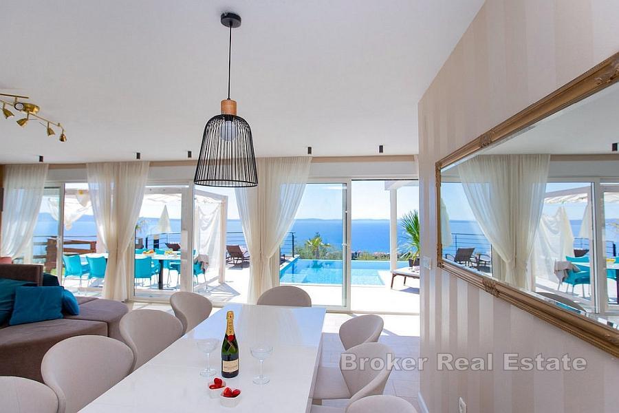 Två attraktiva villor med panoramautsikt över havet