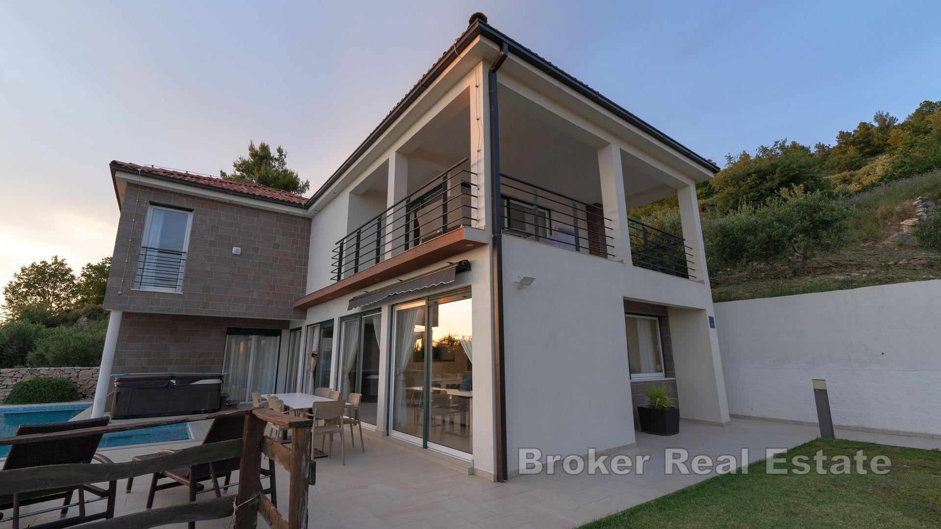 Två attraktiva villor med panoramautsikt över havet