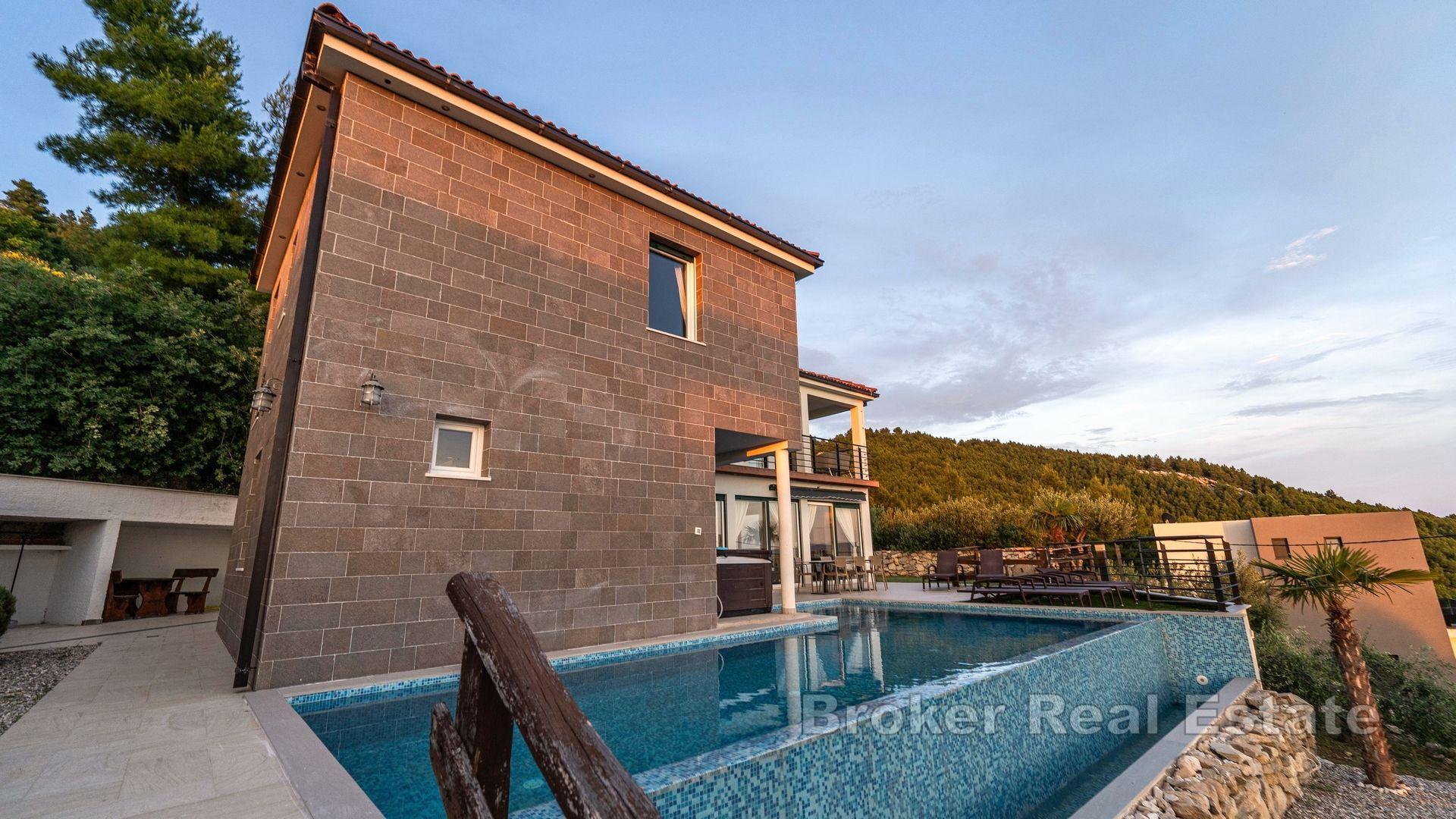 Två attraktiva villor med panoramautsikt över havet